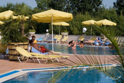 pool_holiday_village